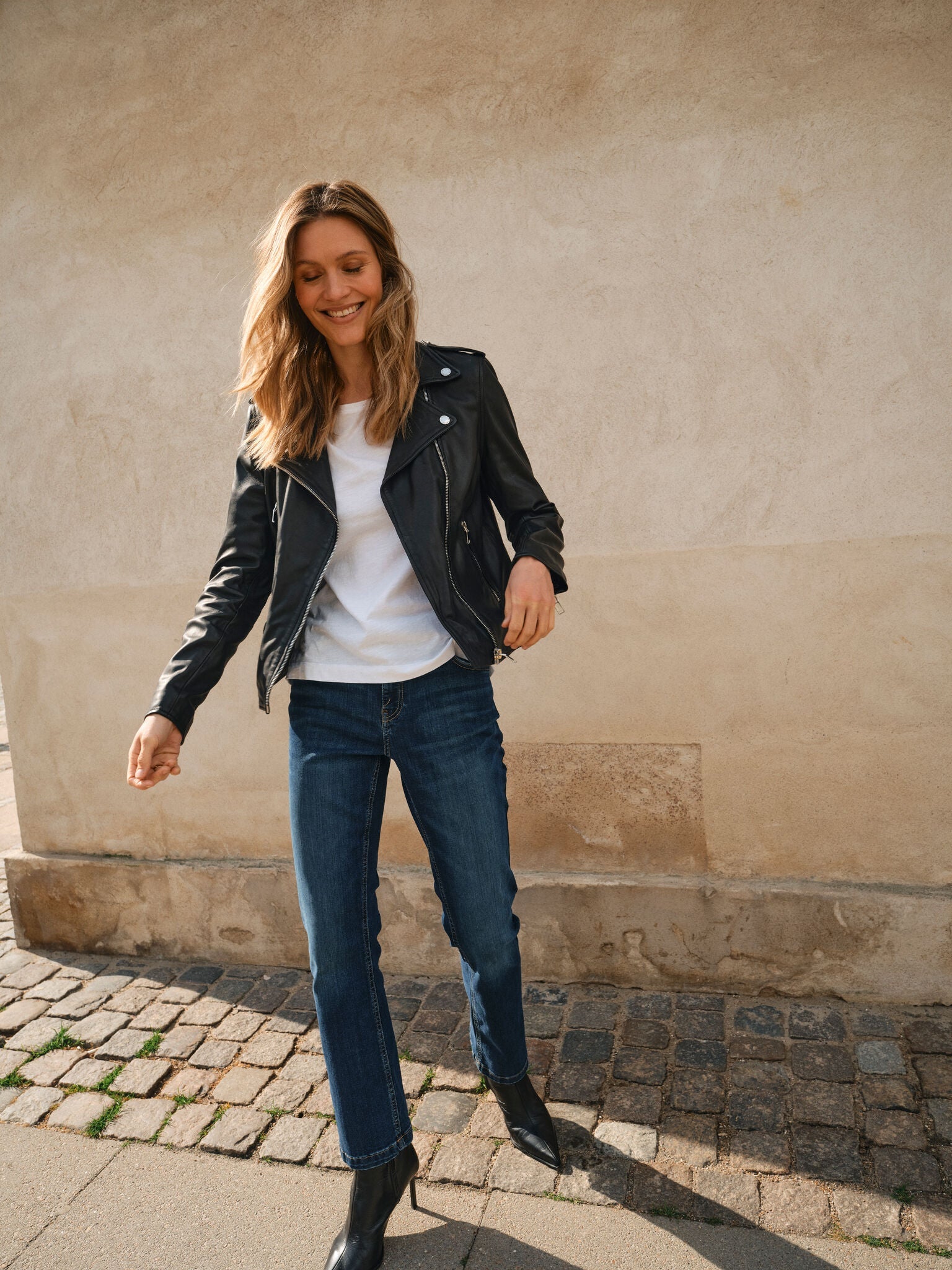 Modelshot / Dark Blue / Detail